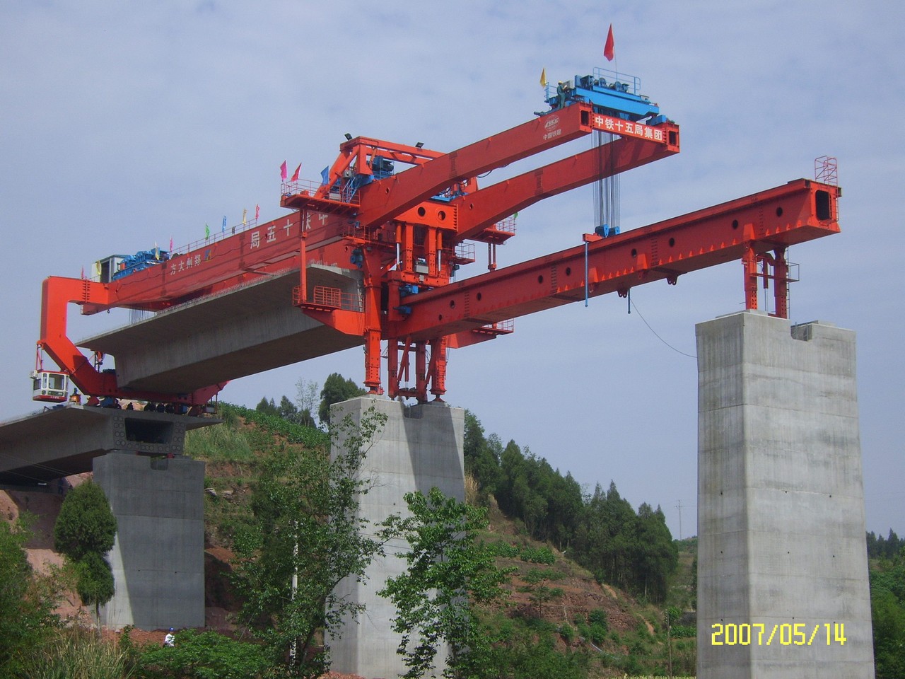 DF900D型導梁式架橋機